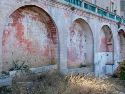 � di pianta rettangolare con un piano terra costituito da arcate cieche e locali di servizio